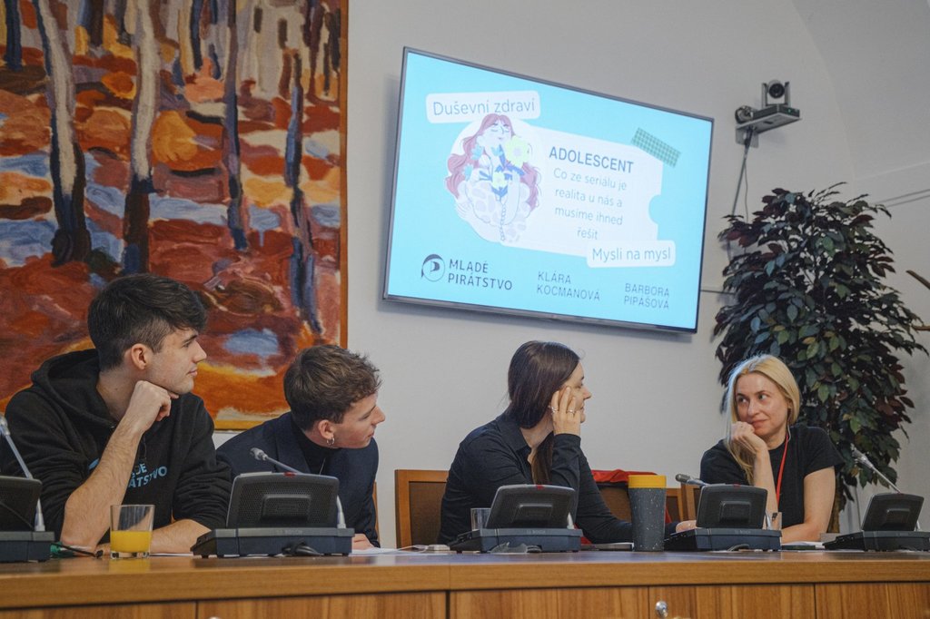 Mladé Pirátstvo představilo kroky pro zlepšení duševního zdraví mladých. Seriál Adolescent odhalil realitu, kterou musíme ihned řešit.